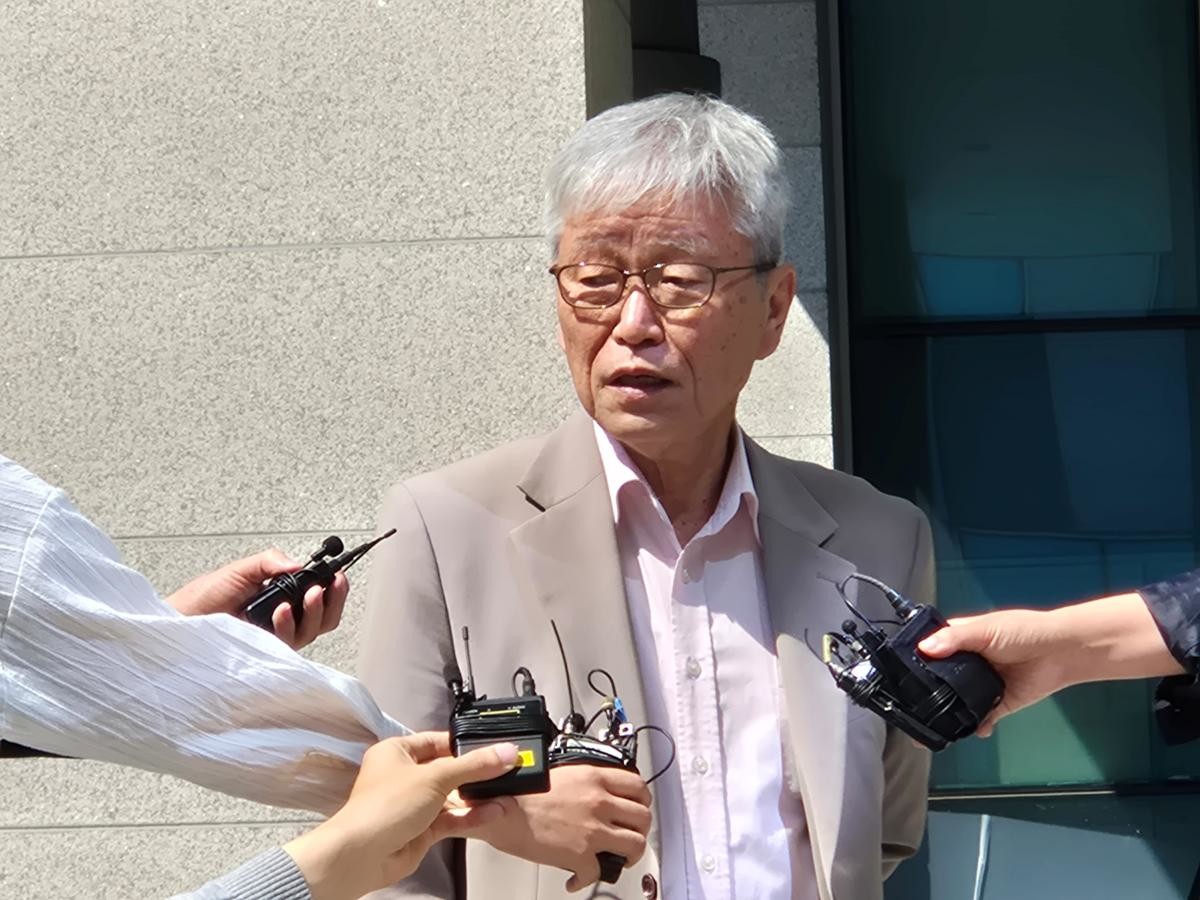 고 김창민 영화감독 상해치사 사건 피의자 2명이 의정부지법 남양주지원에서 구속 전 피의자 심문(영장실질심사)을 받는 가운데 김 감독의 아버지가 법원 앞에서 취재진과 인터뷰를 하고 있다.  / 뉴스1