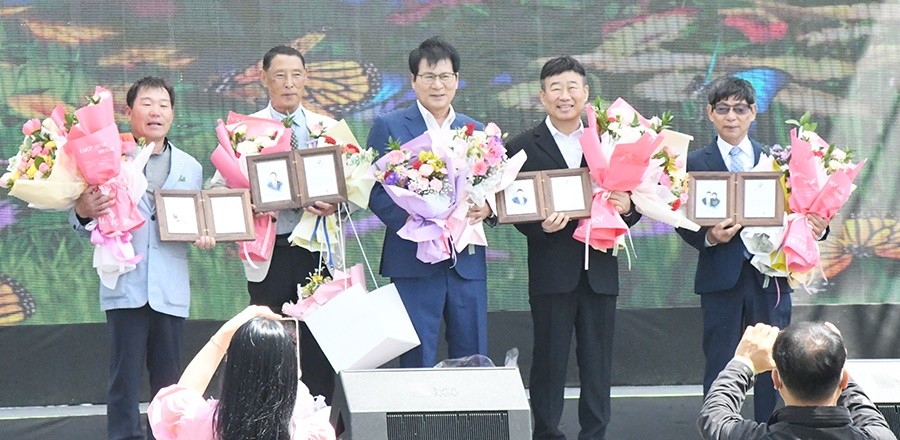 함평군은 4일 엑스포공원 나비대축제 주무대(잔디광장)에서 ‘제48회 함평군민의 날 기념식’을 개최했다.  이상익 함평군수가 함평군민의 상을 수여하고 기념촤영을 하고 있다. / 노해섭 기자