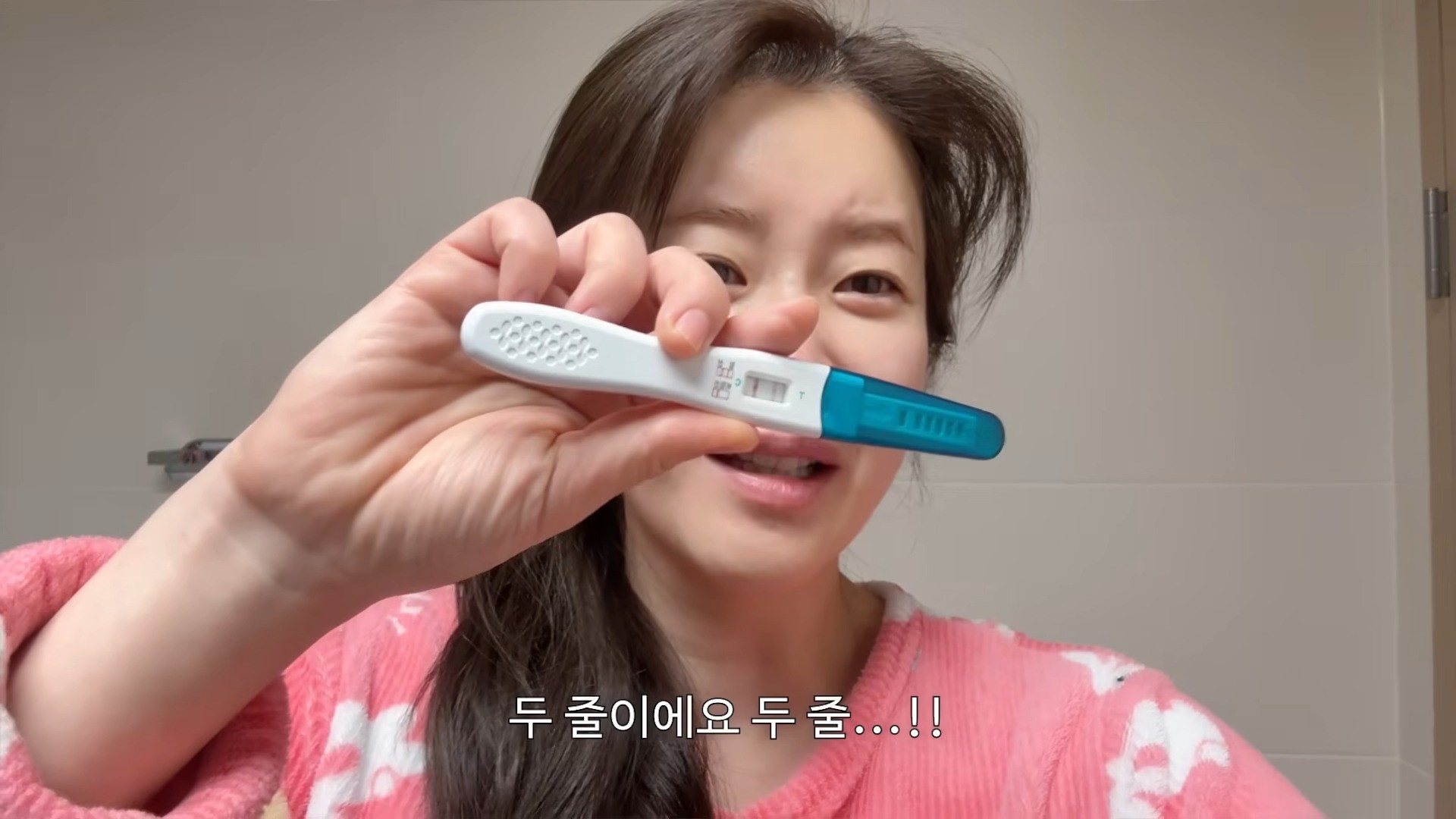 코미디언 김승혜가 유튜브를 통해 임신 과정을 공개했다. 김승혜는 테스트기를 확인한 후 환호했다. / 유튜브 '김승혜'