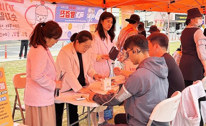 나주시보건소가 시민을 대상으로 건강상담 부스를 운영하고 있다.