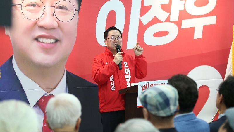 이장우 국민의힘 대전시장 후보가 5일 캠프 개소식을 열고 ‘원팀 선거’ 결집을 다짐하고 있다./사진=김지연 기자