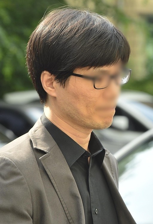 '신해철 집도의'로 알려진 강 모 씨가 8일 오후 서울 광진구 서울동부지법으로 출석하고 있다. 강 원장은 지난해 10월 17일 가수 신해철에게 위장관유착박리술 등의 시술 후 복막염이 발생한 징후를 발견했지만 이와 관련해 적절한 조치를 취하지 않은 혐의(업무상과실치사)를 받고 있다.한편 경찰은 강 전 원장에게 수술을 받다 숨진 것으로 알려진 호주인 환자 사망 사건을 두고 법원에 사전구속영장을 신청했지만 법원은 이날 기각했다. 2016.7.8/뉴스1