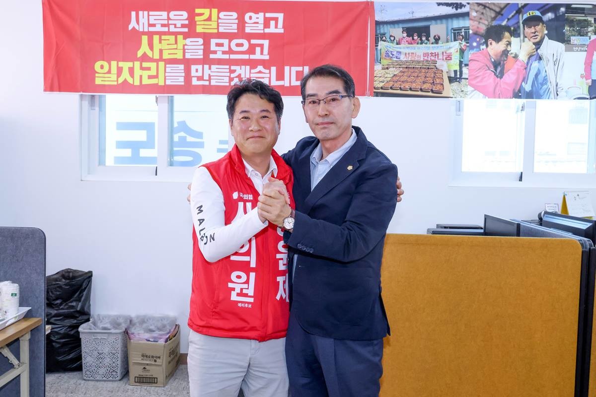 왼쪽부터 양윤제 포항시의원 예비후보와 조영원 포항시의원/이창형 기자