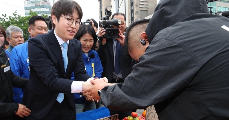 하정우 전 청와대 AI미래기획수석이 29일 오후 부산 북구 구포시장을 찾아 상인과 인사를 하고 있다. 하 전 수석은 전재수 의원이 당 부산시장 후보로 선출되면서 공석이 된 부산 북구갑 지역구에 출마할 전망이다. 2026.4.29/뉴스1