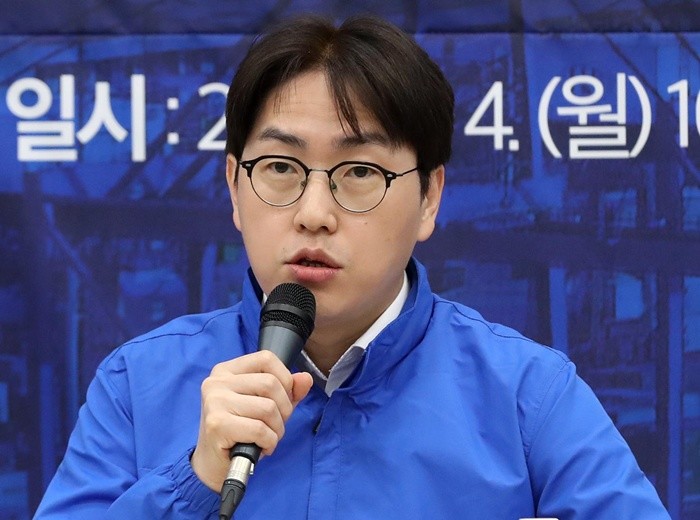 부산 북갑 보궐선거 후보인 하정우 전 청와대 AI미래기획수석이 4일 오전 부산 동구 부산항국제전시컨벤션센터에서 열린 부산 현장 최고위원회의에서 발언하고 있다. 2026.5.4/뉴스1