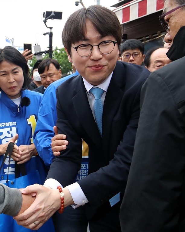 하정우 전 청와대 AI미래기획수석이 29일 오후 부산 북구 구포시장을 찾아 상인과 인사를 하고 있다. 하 전 수석은 전재수 의원이 당 부산시장 후보로 선출되면서 공석이 된 부산 북구갑 지역구에 출마할 전망이다. 2026.4.29/뉴스1