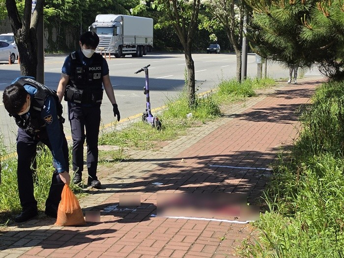 5일 오전 광주 광산구 남부대 인근 도로에서 발생한 흉기 피습 현장에서 경찰이 수습 작업을 벌이고 있다. 이날 사건으로 여고생 1명이 숨지고 이를 돕던 남고생 1명이 다쳤다. / 뉴스1