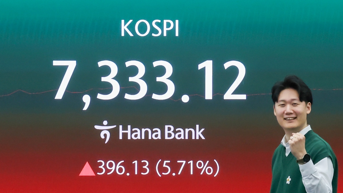 [속보] 코스피 단숨에 7400 돌파…삼성전자 27만원 터치