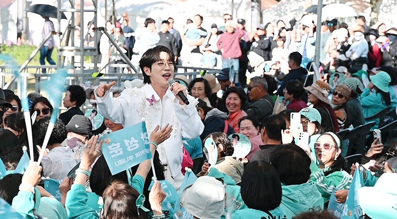 가수 안성훈이 폐막 축하공연을 펼치고 있다. / 노해섭 기자