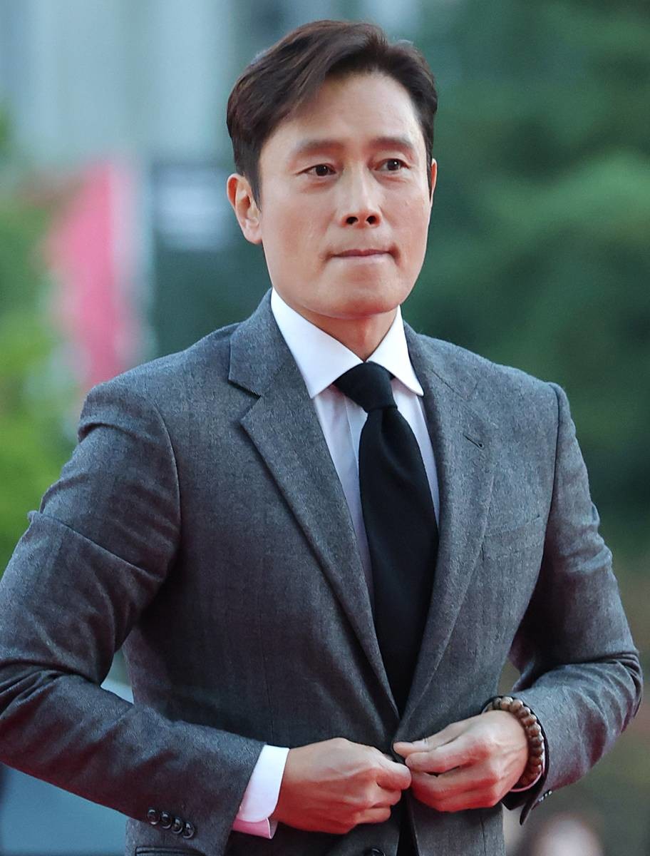 배우 이병헌이 지난해 10월 23일 오후 서울 중구 국립극장 해오름극장에서 열린 '2025 대한민국 대중문화예술상 시상식' 레드카펫에 참석하고 있다 / 뉴스1