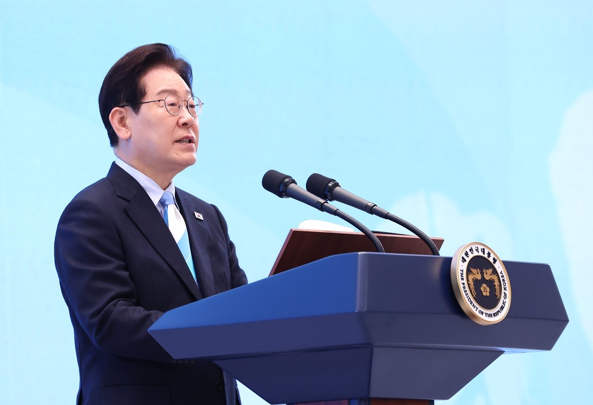 이재명 대통령 자료 사진. 이재명 대통령은 6일 산불 피해 복구가 제대로 이뤄지지 않는 배경에 페이퍼컴퍼니 등 부실 업체의 입찰 참여 및 이를 방치한 이른바 '산불 카르텔'이 있다는 내용의 언론 보도도 공유했다. 이와 관련해 이 대통령은 '보도에 감사드린다'라며 '내각에 이런 구조적 부정·비리를 장기간 방치한 상황에 대해 파악하고 근본적 대책과 문책 방안을 검토하라고 지시했다'라고 밝혔다. / 뉴스1