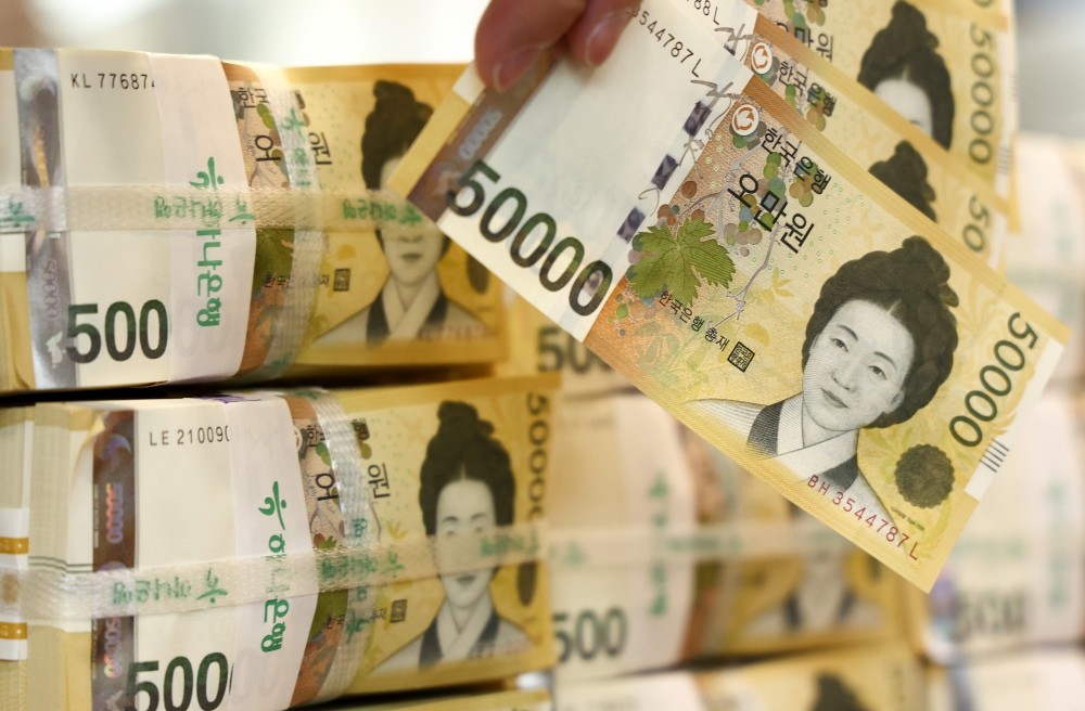 5만원 자료사진. 카카오페이에 따르면, 지난해 5월 중 모바일 송금 서비스 이용이 가장 활발했던 날은 단연 어버이날이었다. 이날 하루 동안에만 무려 303만 건 이상의 간편 송금이 이뤄졌으며, '송금봉투' 기능을 통해 전달된 금액은 평균 9만 8000원으로 집계됐다.     / 뉴스1