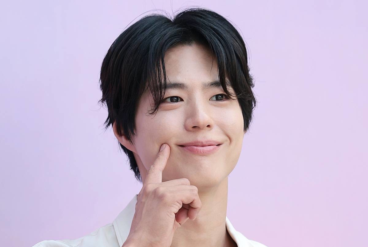 배우 박보검이 지난달 23일 서울 성동구 쎈느성수에서 열린 다이슨코리아의 여행용 헤어드라이어 '다이슨 슈퍼소닉 트래블' 출시 기념 팝업 스토어 오픈 행사에서 포즈를 취하고 있다 / 뉴스1