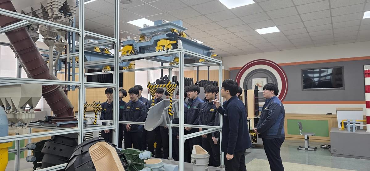 포항제철공업고등학교가 교육부 주관 ‘2026년 마이스터고 재도약 지원사업’에 최종 선정됐다.사진은 수업 모습/경북교육청