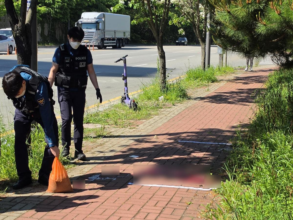 지난 5일 오전 광주 광산구 남부대 인근 도로에서 발생한 흉기 피습 현장에서 경찰이 수습 작업을 벌이고 있다. / 뉴스1