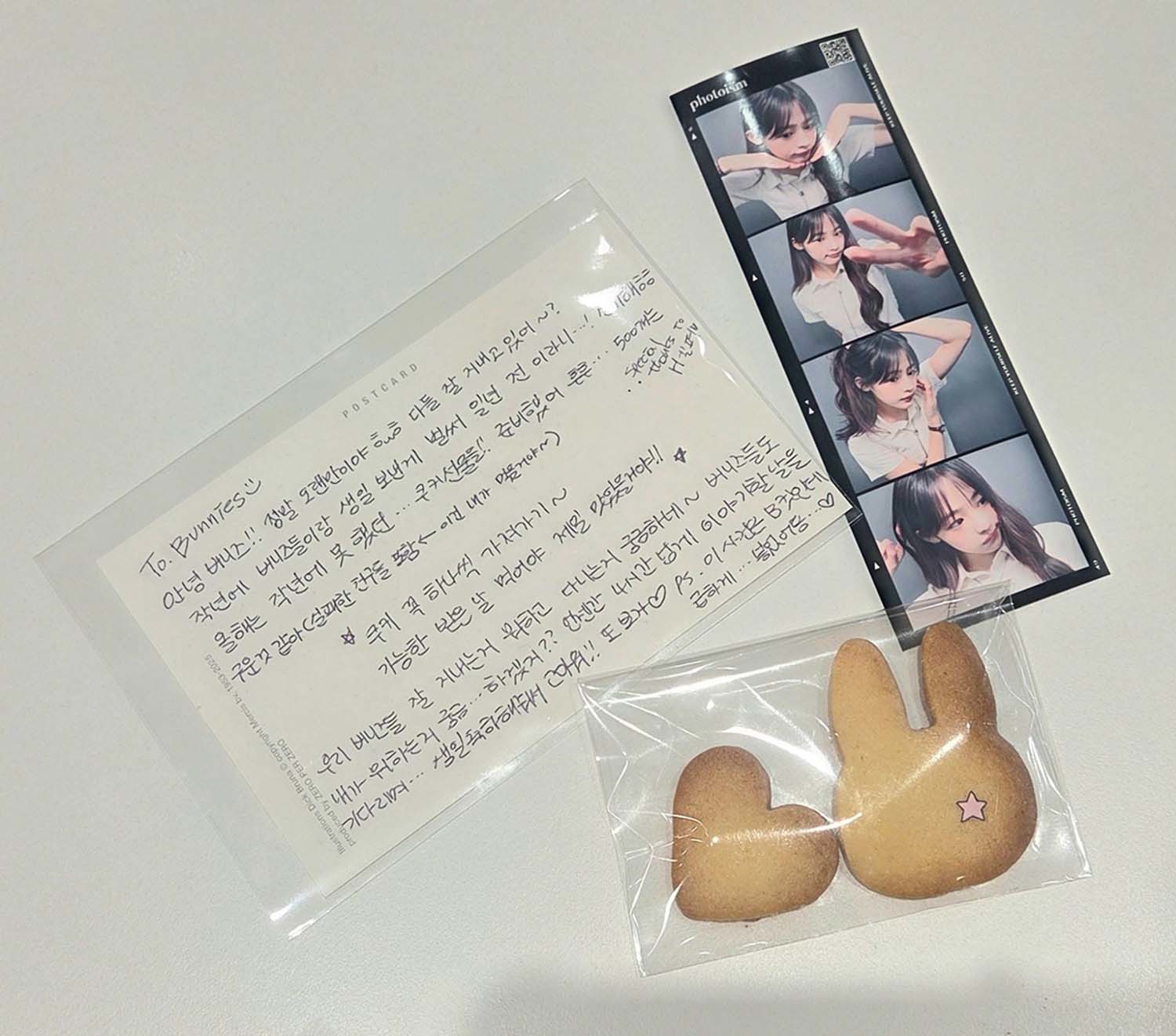 뉴진스 민지가 생일을 앞두고 팬들이 마련한 생일 카페를 직접 찾아 손수 구운 쿠키와 손편지, 인생네컷 사진을 전달해 화제를 모으고 있다. / X