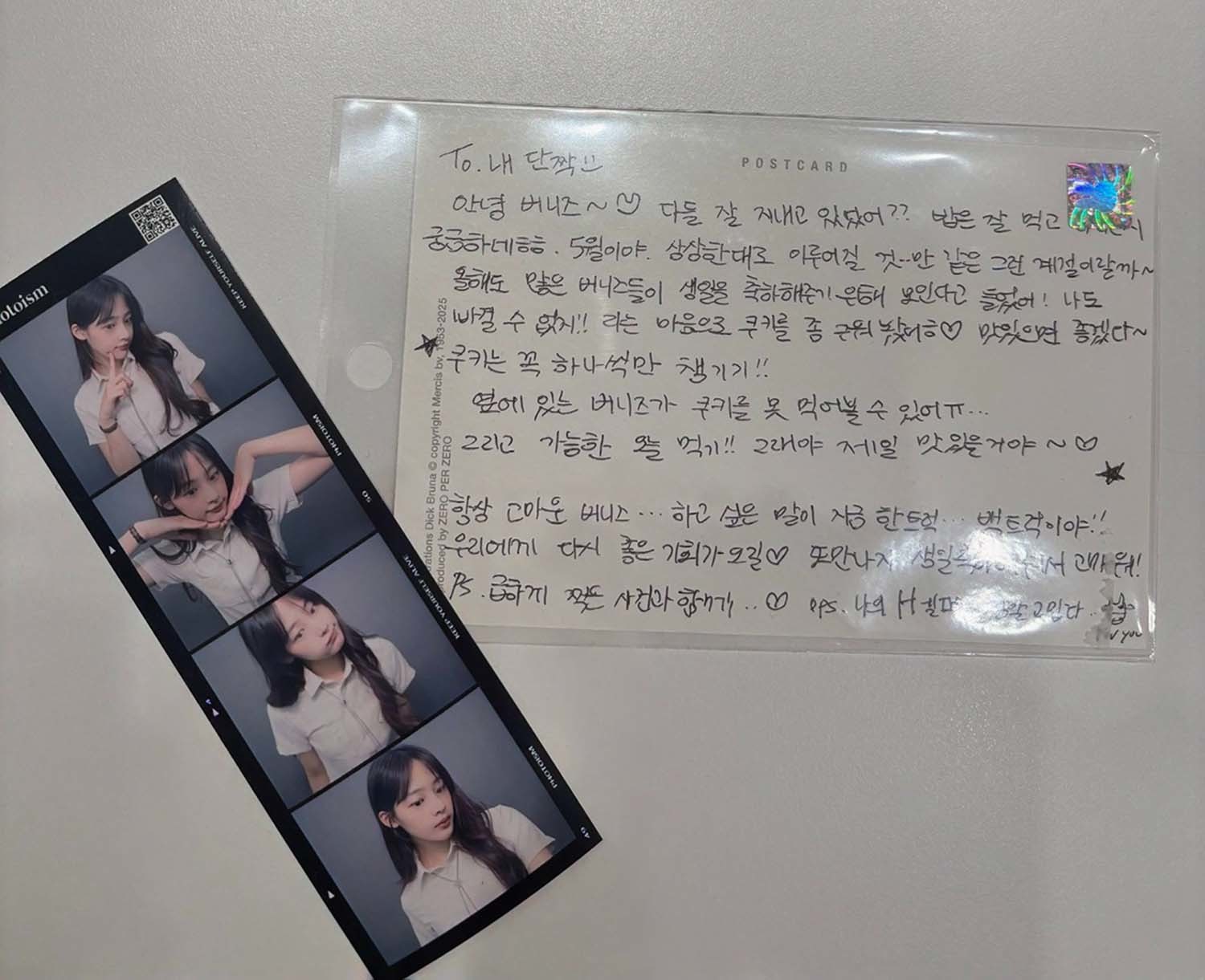 뉴진스 민지가 생일을 앞두고 팬들이 마련한 생일 카페를 직접 찾아 손수 구운 쿠키와 손편지, 인생네컷 사진을 전달해 화제를 모으고 있다. / X