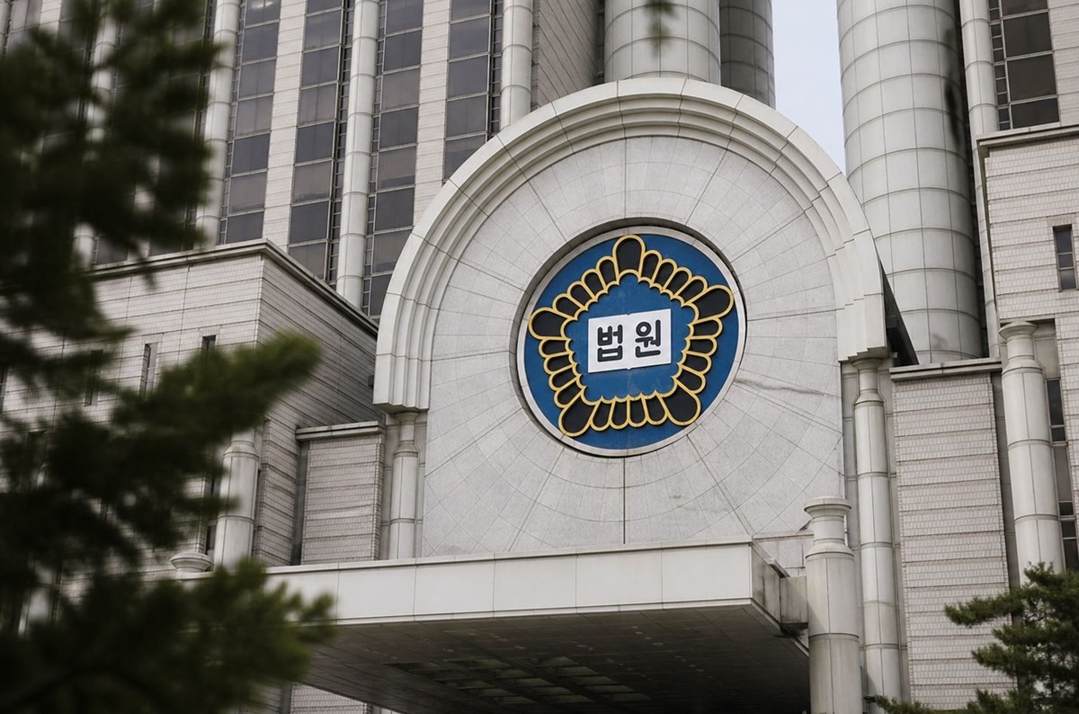 기사 이해를 돕기 위해 AI를 활용해 제작한 사진. 실제 모습과 다소 차이가 있을 수 있음. 기사 내용과 관련이 없는 자료 사진. 김건희 여사의 도이치모터스 주가 조작 등 혐의 사건 항소심을 담당한 신종오 서울고법 판사가 6일 새벽 법원 근처에서 숨진 채 발견됐다. 경찰은 이날 오전 1시쯤 서울고법 청사 인근 화단에서 신 판사를 발견해 병원으로 이송했지만 사망했다.