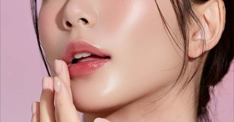 메이크업, 자연 신선한 피부, 핑크 립스틱 및 밝은 배경과 부드러운 머리와 아름 다운 젊은 아시아 여자의 클로즈업 / 셔터스톡