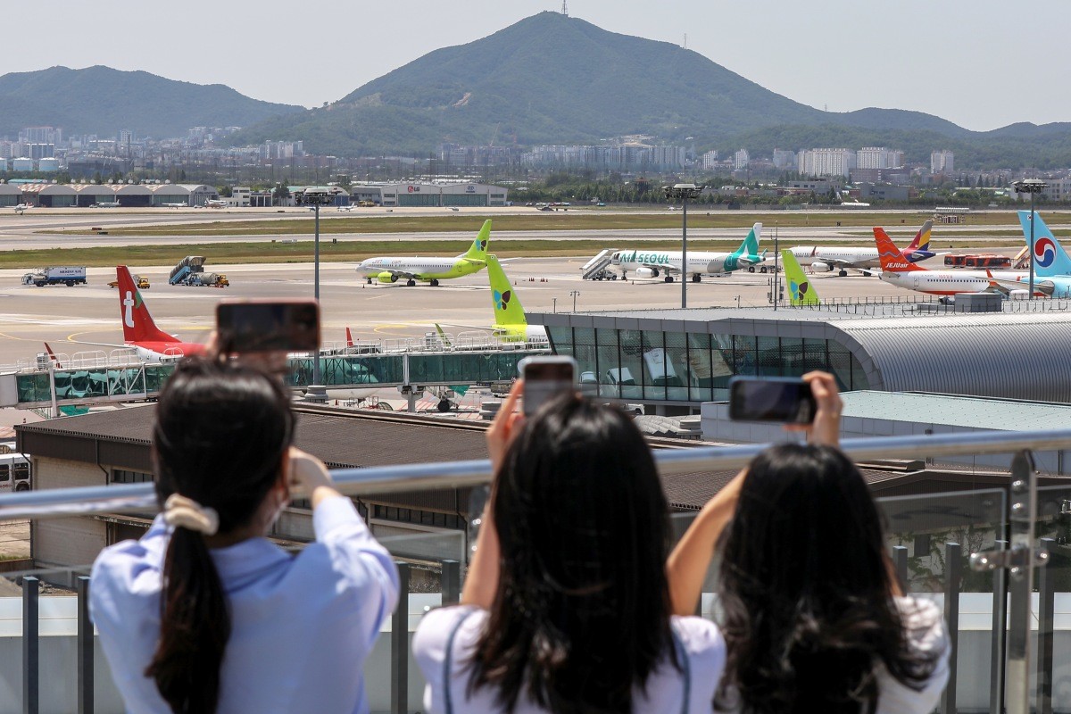 서울 강서구 국립항공박물관 전망대에서 관람객들이 김포공항 활주로에서 이착륙하는 여객기들을 바라보고 있다. / 뉴스1