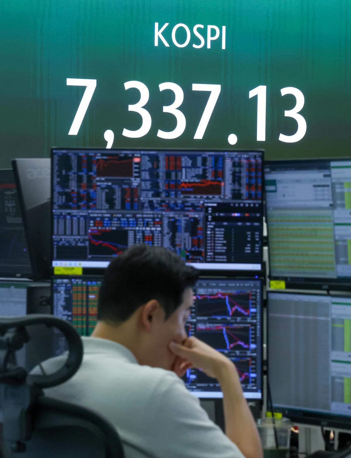 코스피가 장중 7000포인트를 돌파한 6일 오전 서울 중구 하나은행 딜링룸에서 딜러가 업무를 보고 있다. / 뉴스1