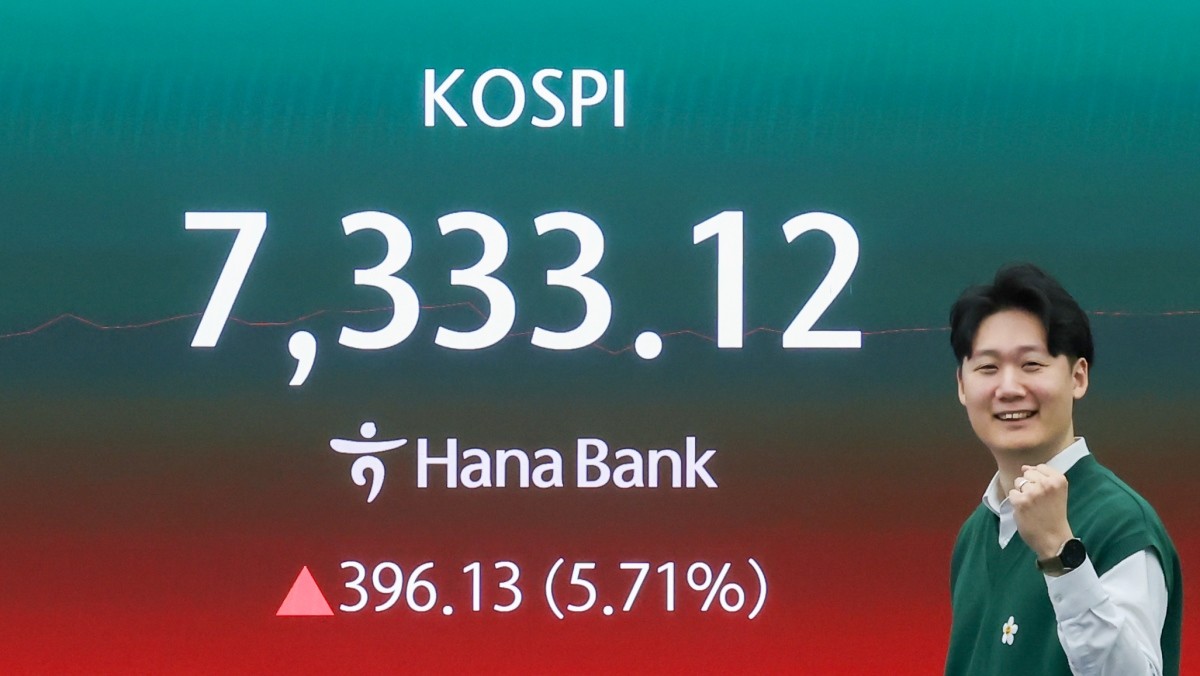 코스피가 장중 7000피를 돌파한 6일 서울 중구 하나은행 딜링룸 전광판에 코스피 수치가 표시돼 있다. 이날 오후 12시 20분 기준으로는 7400선도 돌파했다.     / 뉴스1