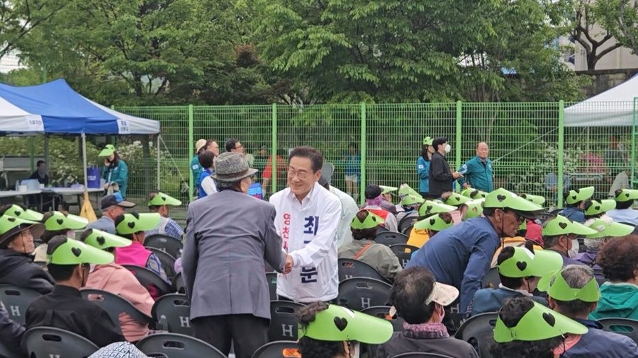 최기문 영천시장 예비후보가 화산면 효잔치에 참석하신 어르신들과 반갑게 인사를 나누고 있다.  / 최기문 영천시장 예비후보 선거사무소 제공
