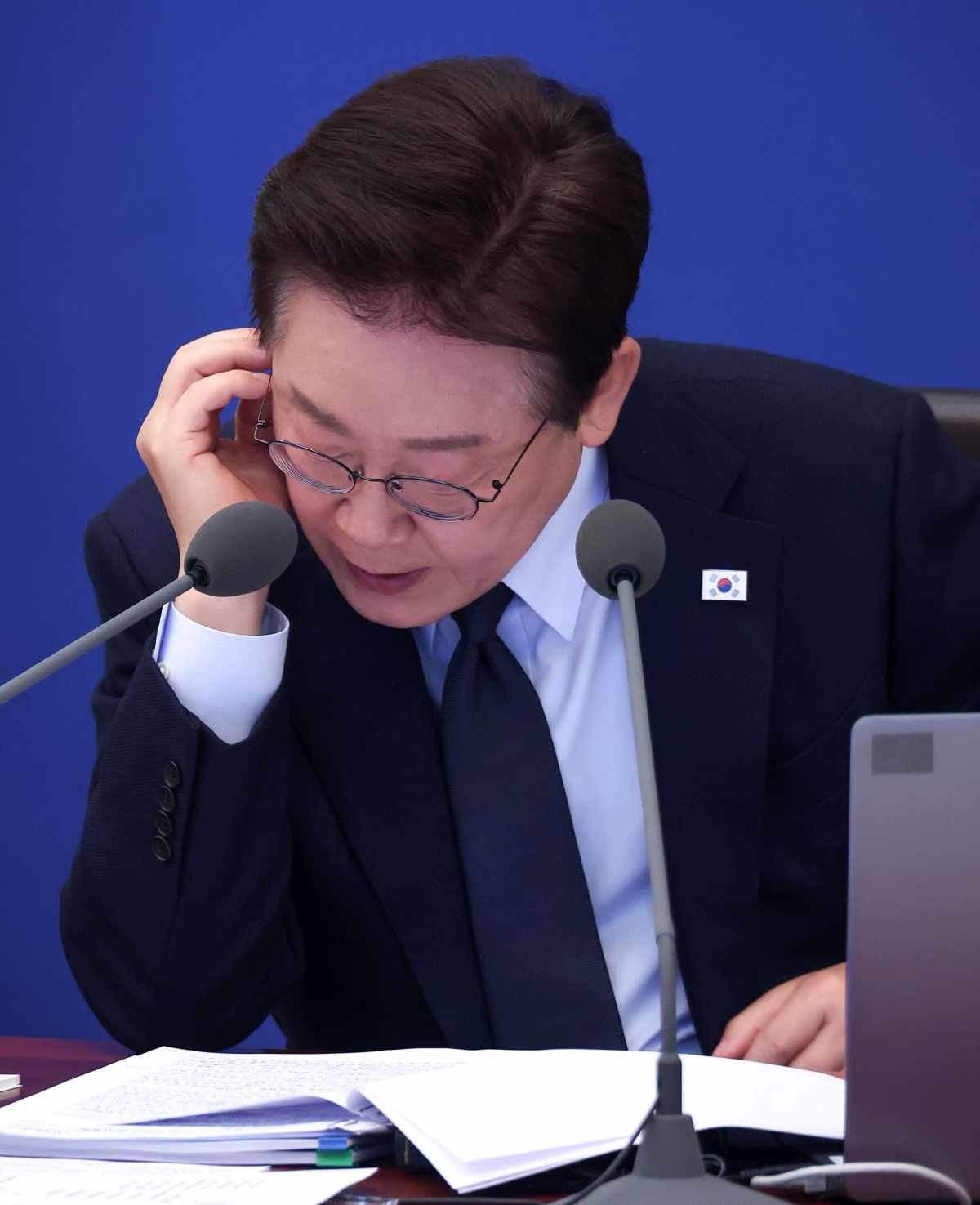 자료 살펴보는 이재명 대통령. / 뉴스1