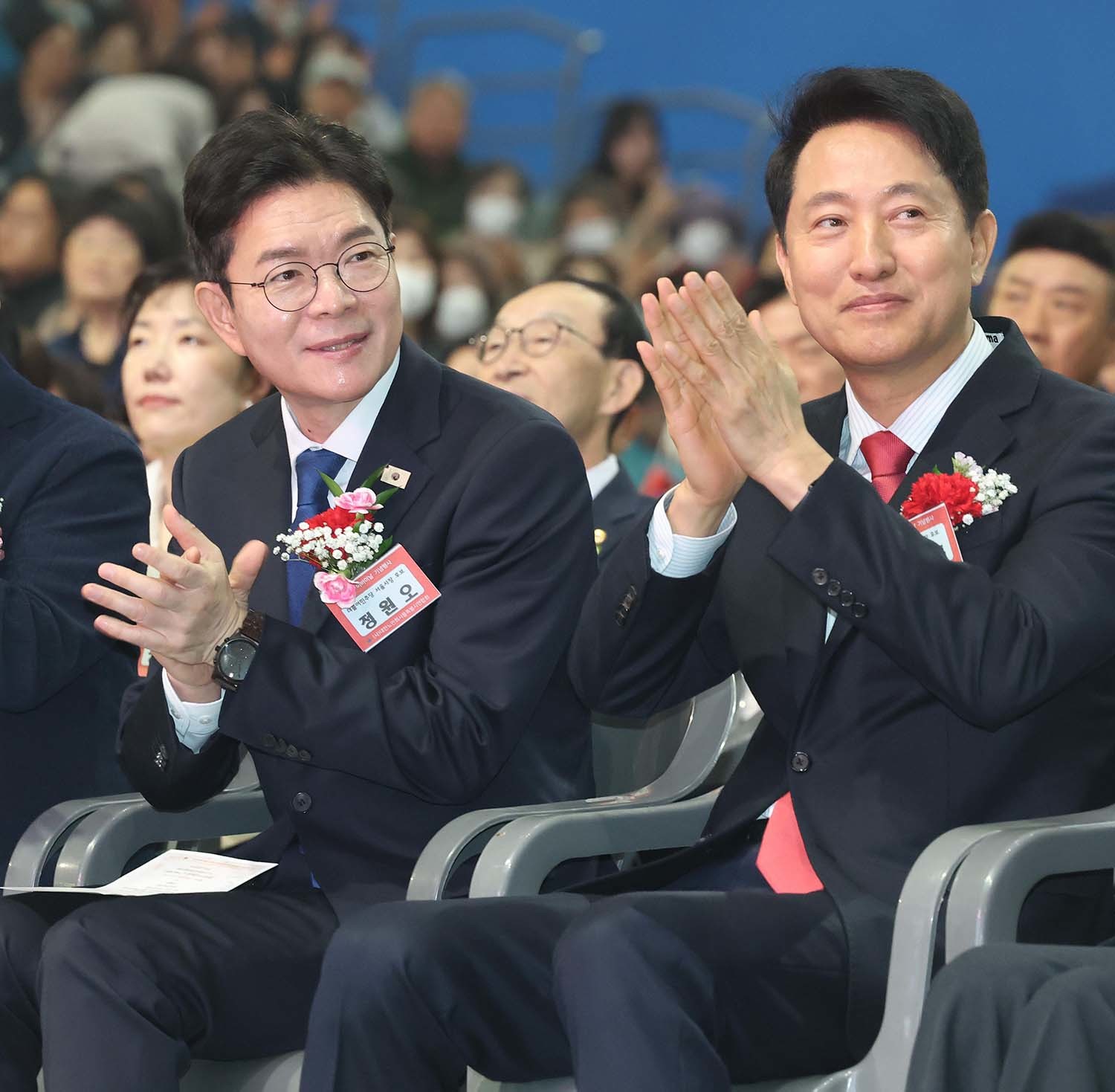 정원오 더불어민주당 서울시장 후보와 오세훈 국민의힘 서울시장 후보가 6일 서울 중구 장충체육관에서 열린 대한노인회 서울시연합회 제54회 어버이날 기념행사에 참석해 나란히 자리하고 있다. / 뉴스1