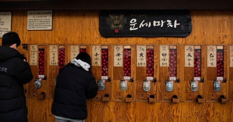 강천문화촌이나 산토리니 부산시를 찾은 한인들을 위한 가사포온계란이나 세암시가 답을 묻고 있다 / 셔터스톡