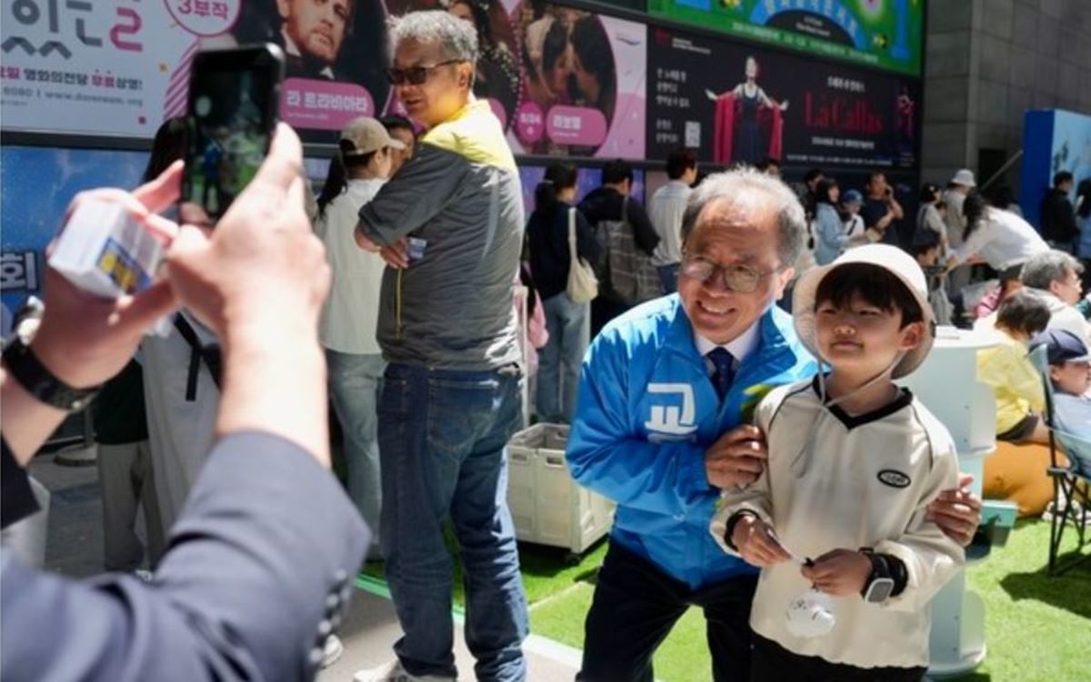 김석준 부산교육감 예비후보가 5일 오전 해운대 영화의 전당에서 열린 '부산 어린이 날 큰잔치'에서 어린이와 사진을 찍고 있다.   / 사진제공=김석준캠프