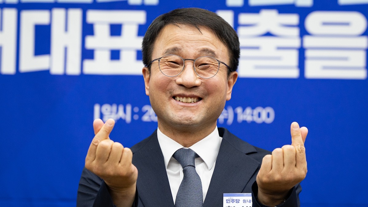 한병도 더불어민주당 원내대표 후보가 6일 서울 여의도 국회에서 열린 원내대표 선출을 위한 의원총회에서 정견발표에 앞서 기념 촬영을 하고 있는 모습 / 뉴스1