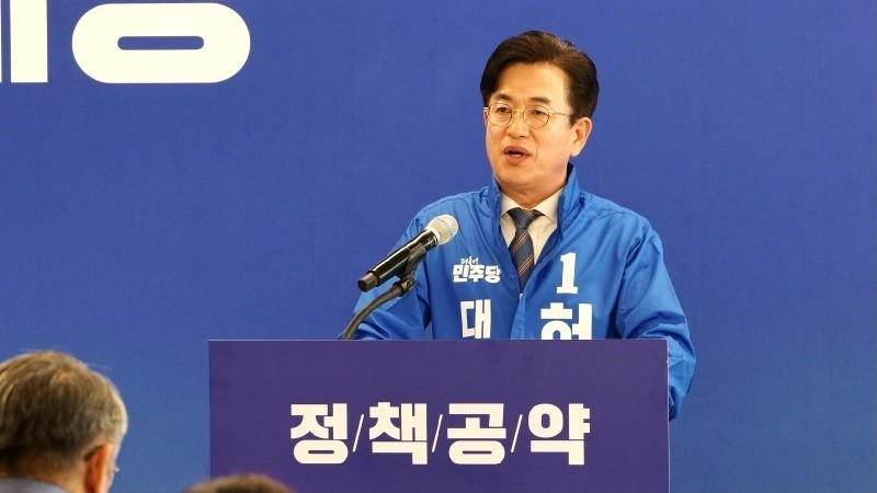 허태정 더불어민주당 대전시장 후보가 6일 선거사무소에서 기자회견을 열고 청년주택 5000호 공급 등을 핵심으로 한 ‘직·주·락’ 청년정책 공약을 발표하고 있다./사진=허태정 예비후보 캠프