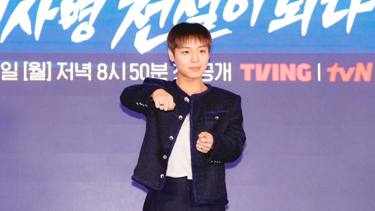 '취사병 전설이 되다' 제작발표회에 참석한 박지훈이 포즈를 취하고 있다. / tvN