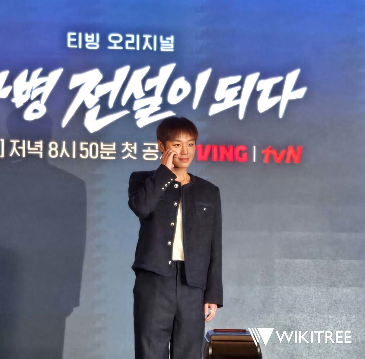 배우 박지훈이 포토타임을 가지고 있다. / 위키트리