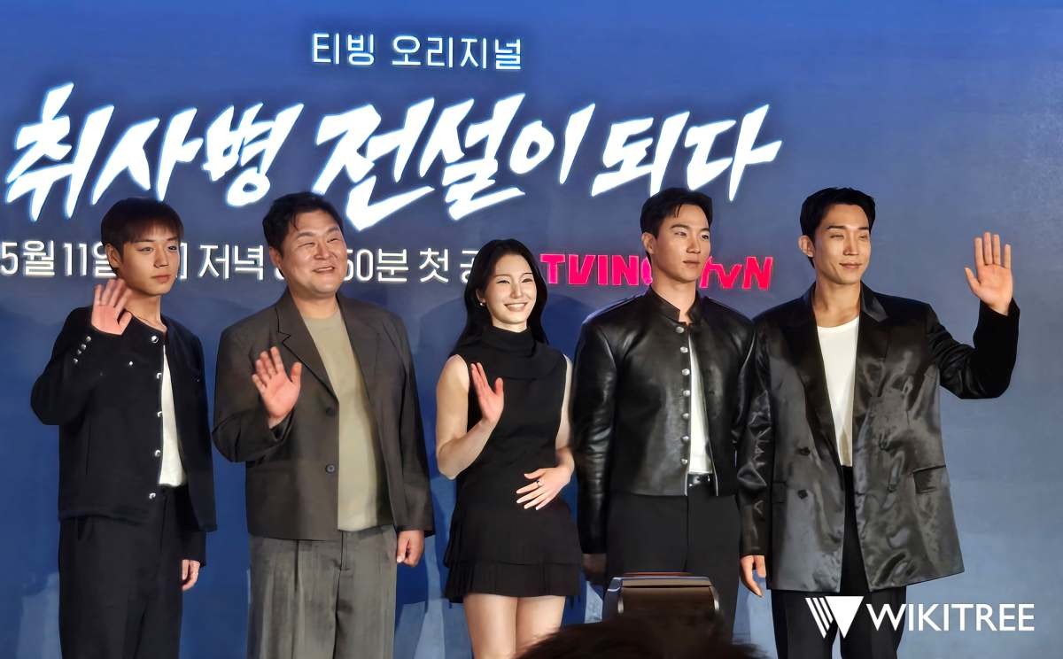 '취사병 전설이 되다' 출연 배우들이 카메라를 향해 포즈를 취하고 있다 / 위키트리