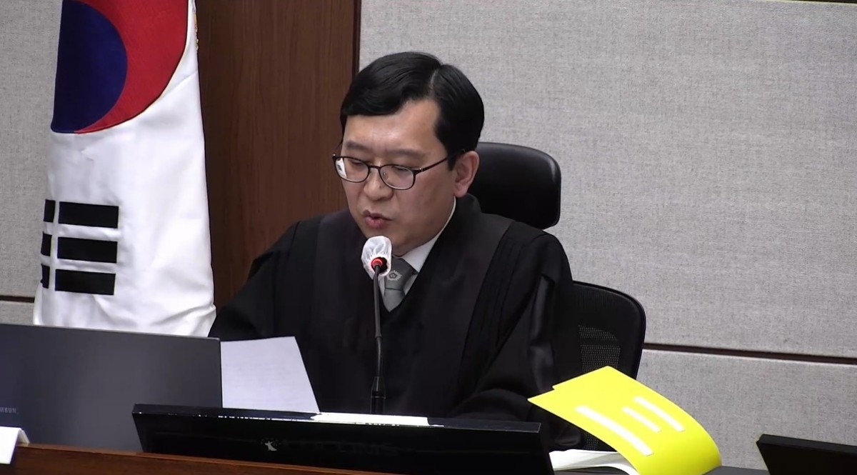 이진관 부장판사가 지난 1월 서울 서초구 서울중앙지방법원에서 열린 한덕수 전 국무총리 내란 우두머리 방조, 내란 중요임무 종사 혐의 사건 1심 선고공판에서 선고문을 읽고 있다. / 서울중앙지방법원 제공 영상 캡쳐. 뉴스1