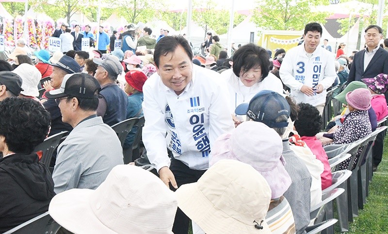 이윤행 함평군수 후보가 함평군민의날 행사장에서 주민들과 악수를 하면서 지지를 호소하고 있다./노해섭 기자