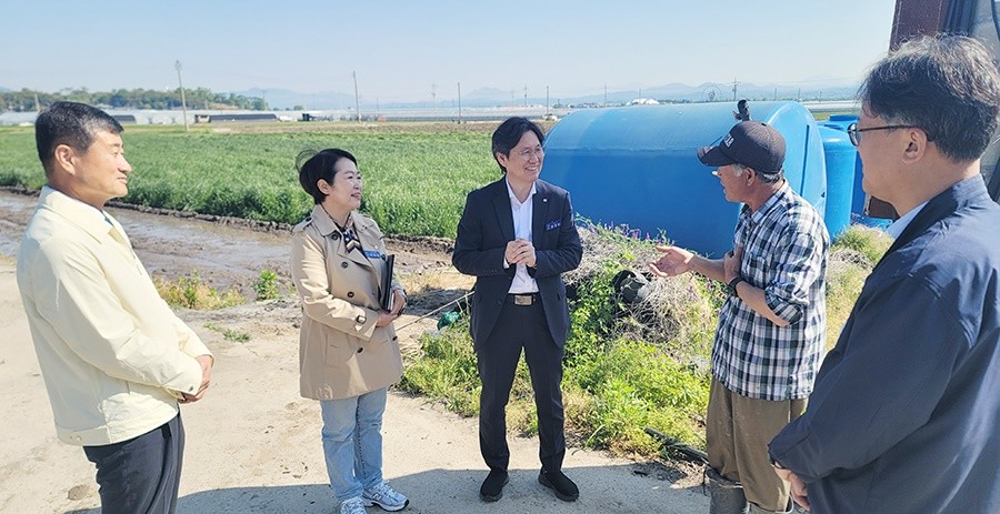 곡성군 관계자들이 영농 현장을 방문해 외국인 근로자의 근로환경을 점검하고 농가의 애로사항을 청취하고 있다. / 곡성군