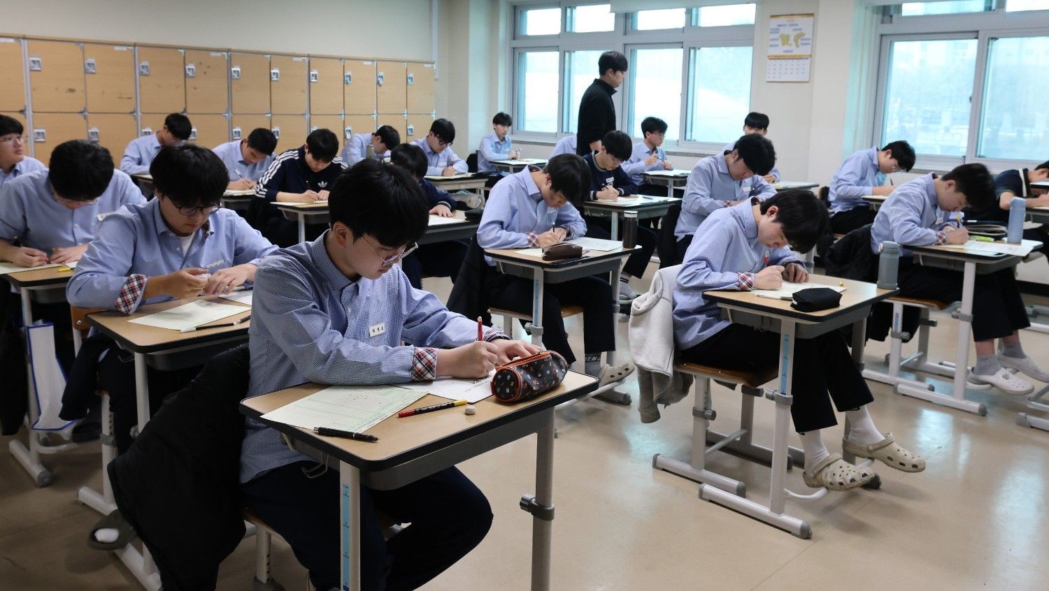 고등학생들이 교실 안에서 시험을 치르고 있는 모습. / 뉴스1