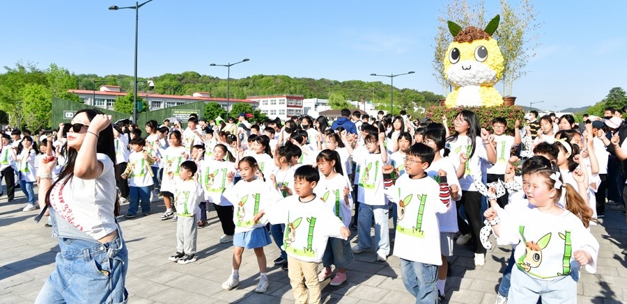 담양대나무 축제 참가한 어린이들이 플래쉬몹을 하고 있다. / 담양군