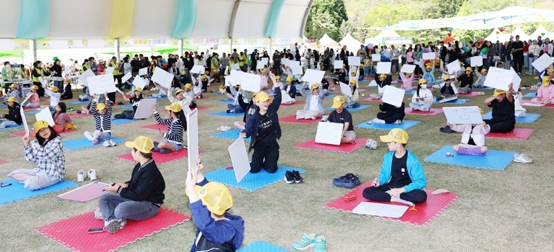 한국차문화공원서 제104회 어린이날 행사 성황리에 마쳐_도전 골든벨에 많은 아이들이 참여했다. / 보성군