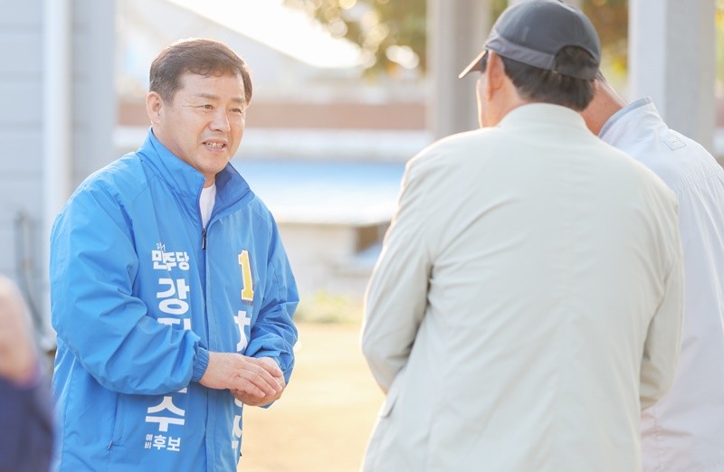 차영수 더불어민주당 강진군수 후보가 주민들과 대회를 하고 있다. / 차영수 더불어민주당 강진군수 후보 선거시무소