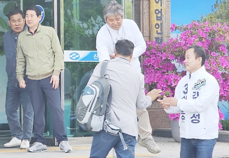 김태성 조국혁신당 신안군수 예비후보가 주민들과 악수를 하면서 지지를 호소하고있다. / 김태성 조국혁신당 신안군수 예비후보 선거사무소
