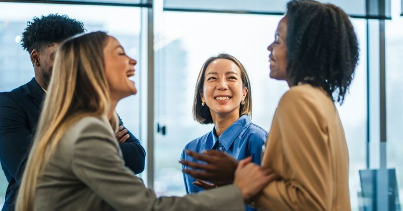 현대적인 사무실에서 캐주얼한 미팅 중에 다양한 비즈니스 사람들이 네트워킹하고 함께 협업하고 웃으며 긍정적인 팀 커뮤니케이션을 즐깁니다. / 셔터스톡