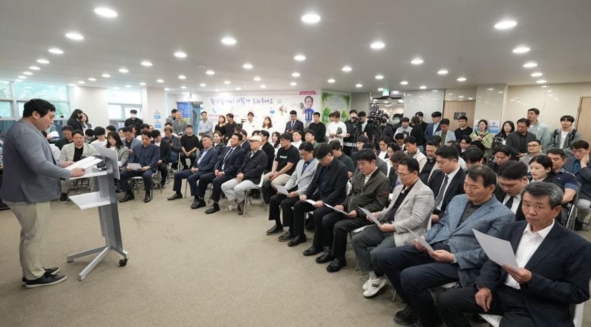 7일 오전 김석준 캠프에서 부산지역 학교운동부 지도자와 체육인들이 김석준 부산시교육감 예비후보에 대한 지지 입장을 밝히고 있다. / 사진제공=김석준 캠프