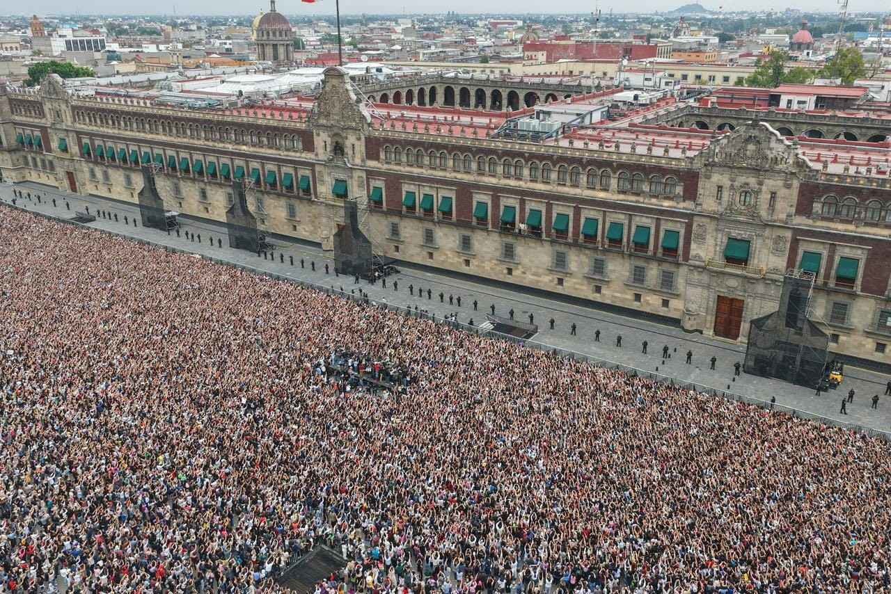 Fans Gathering for BTS / Official X of Claudia Sheinbaum Pardo