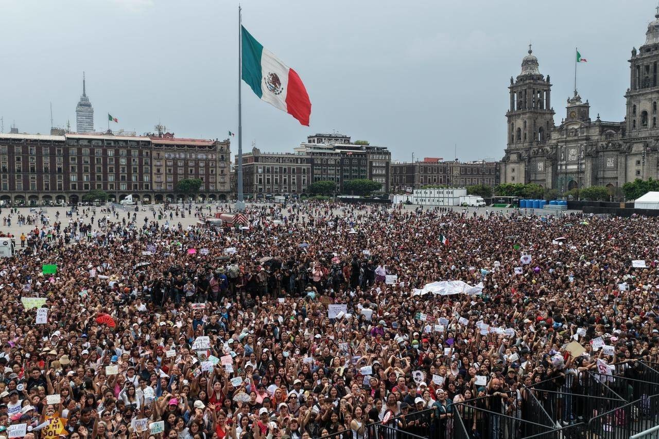 Fans Gathering for BTS / Official X of Claudia Sheinbaum Pardo