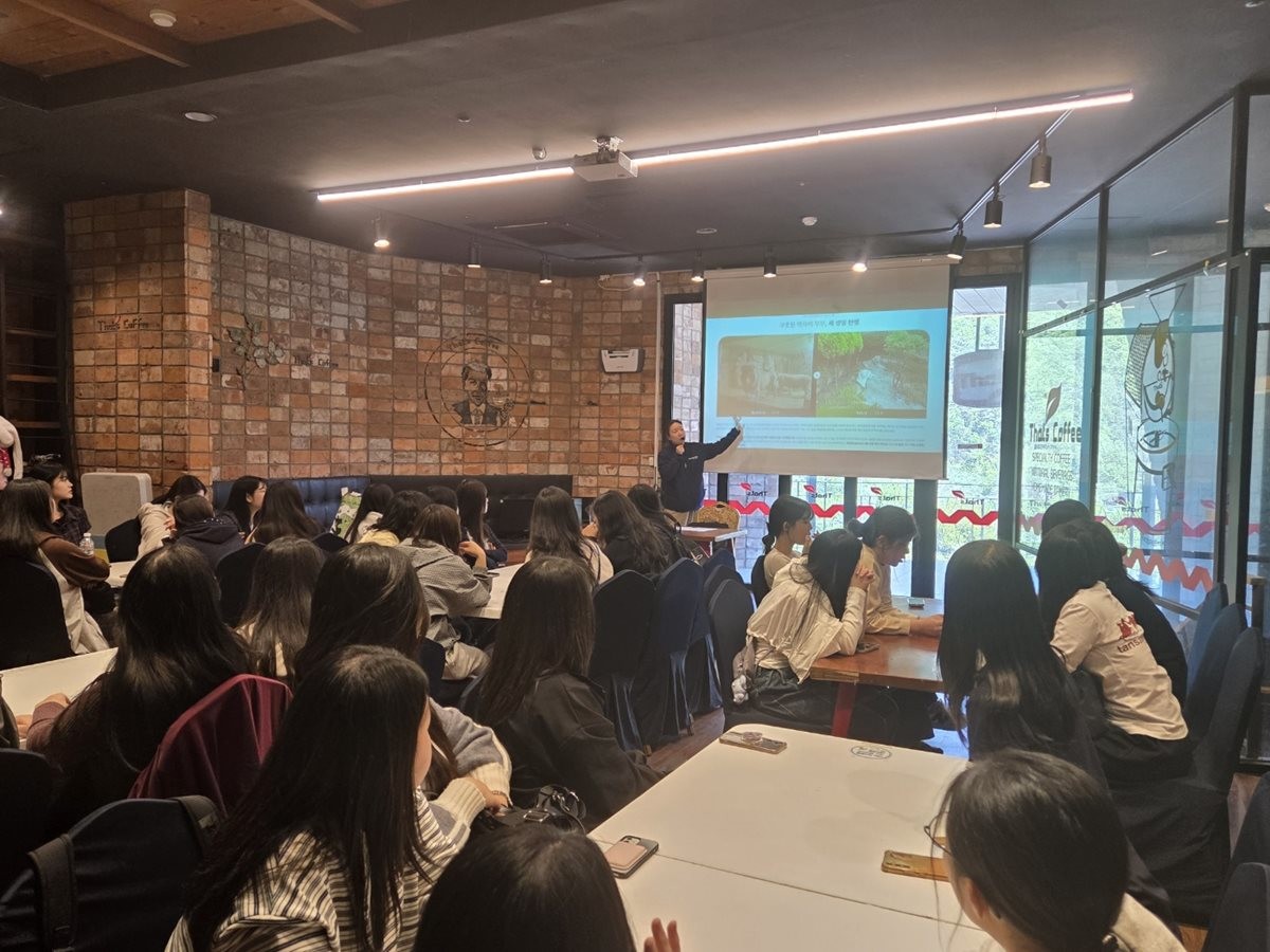 가창 네이처파크를 방문한 대구보건고등학교 반려동물케어과 3학년 학생들이 현직 사육사 멘토링 프로그램에 참여하고 있다. / 계명문화대 제공