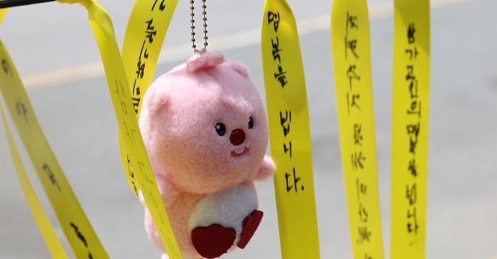 7일 광주 광산구 월계동 남부대 인근 인도에 흉기피습으로 사망한 10대 여학생을 추모하기 위한 노란리본 속 메시지가 바람에 나부끼고 있다. 2026.5.7/뉴스1
